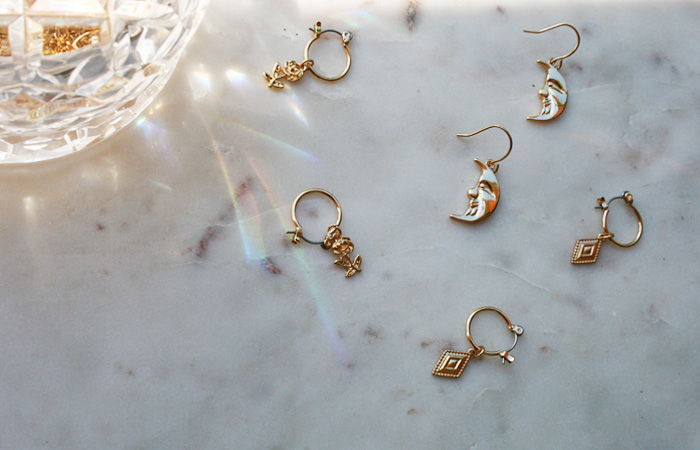 marble with golden jewellery from online store Maison de Femmes. Crystal light refraction.